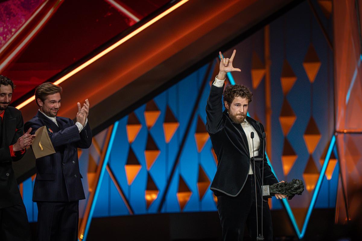 El actor Álvaro Cervantes gana el premio a mejor actor de reparto por la película 'Sorda' durante la 40º edición de los Premios Goya