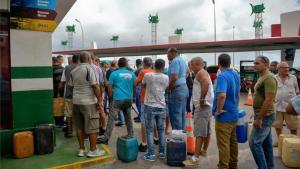 Ciudadanos haciendo fila para conseguir combustibles en Cuba.