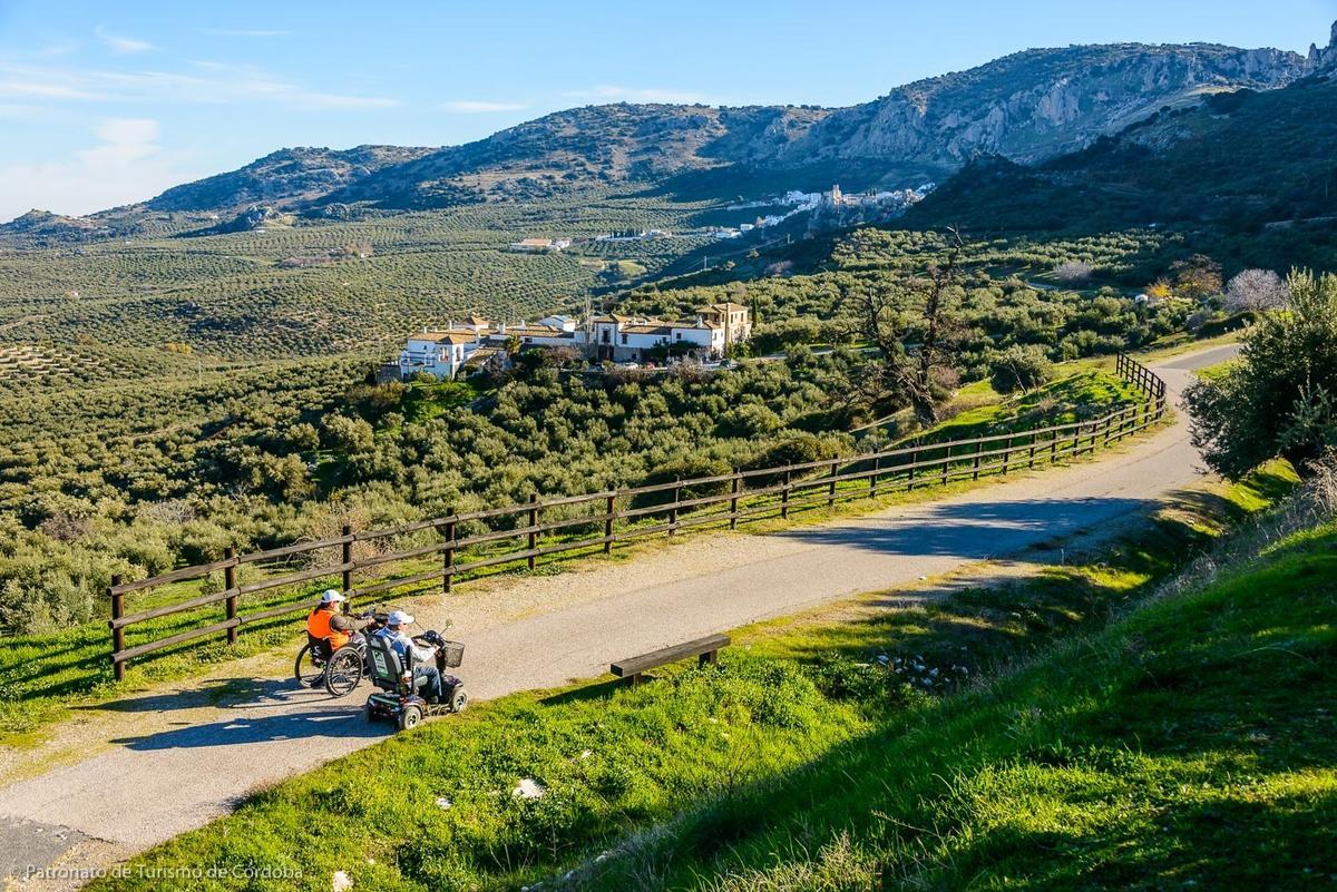 Dos personas en la Vía Verde del Aceite de la Subbética.