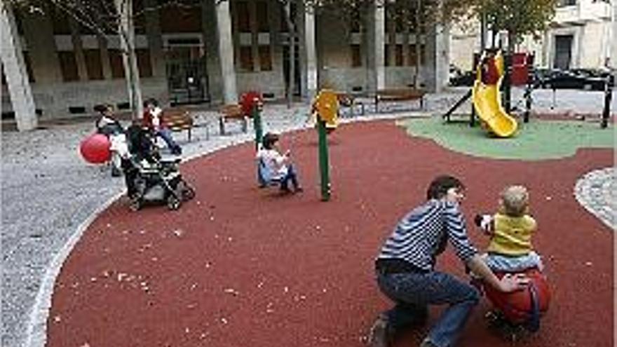 La plaça ha guanyat sensació d&#039;espai i uns jocs infantils.