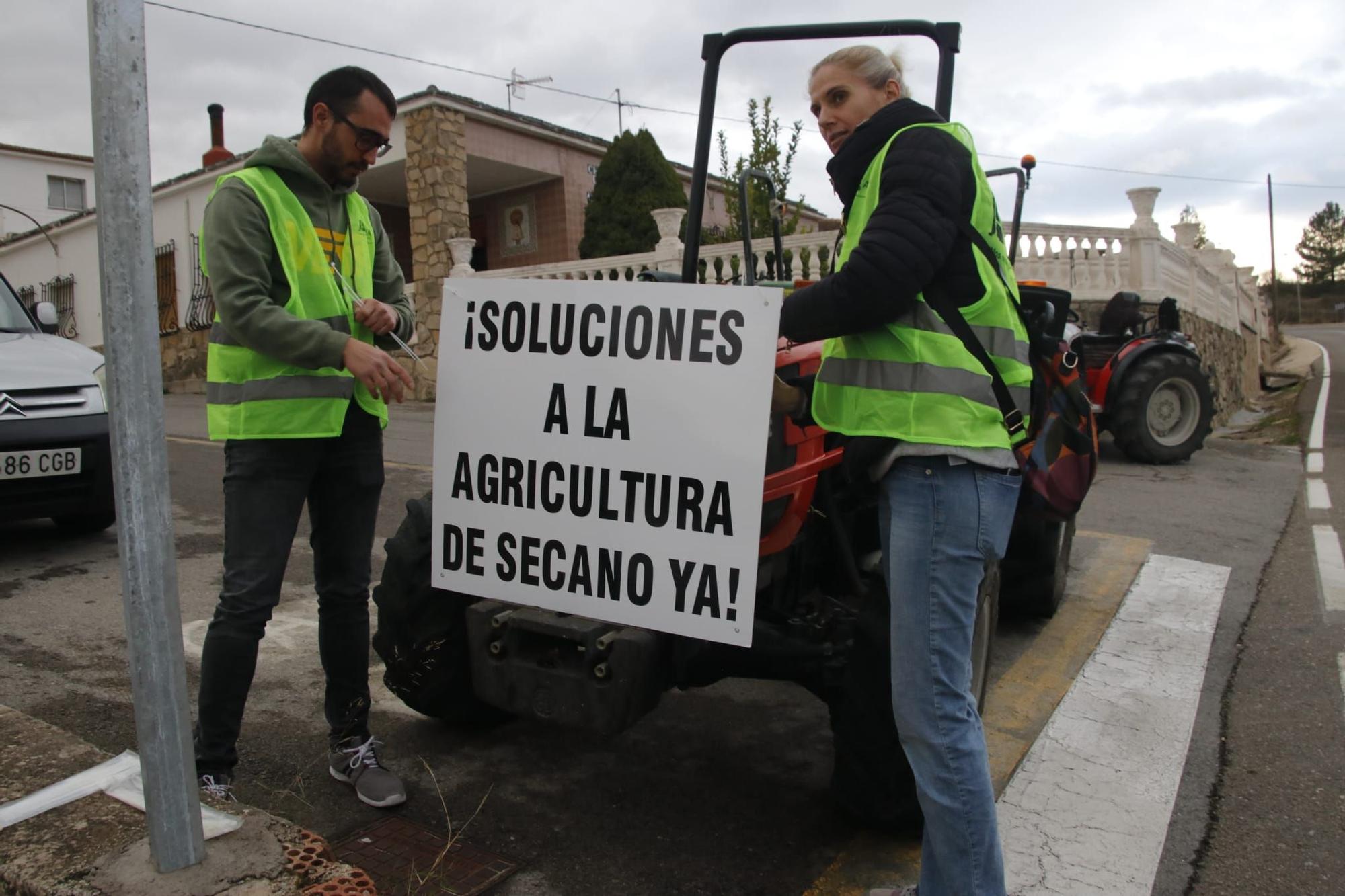 Los agricultores se concentran en tres comarcas de la provincia de Alicante en una tractorada por carreteras secundarias