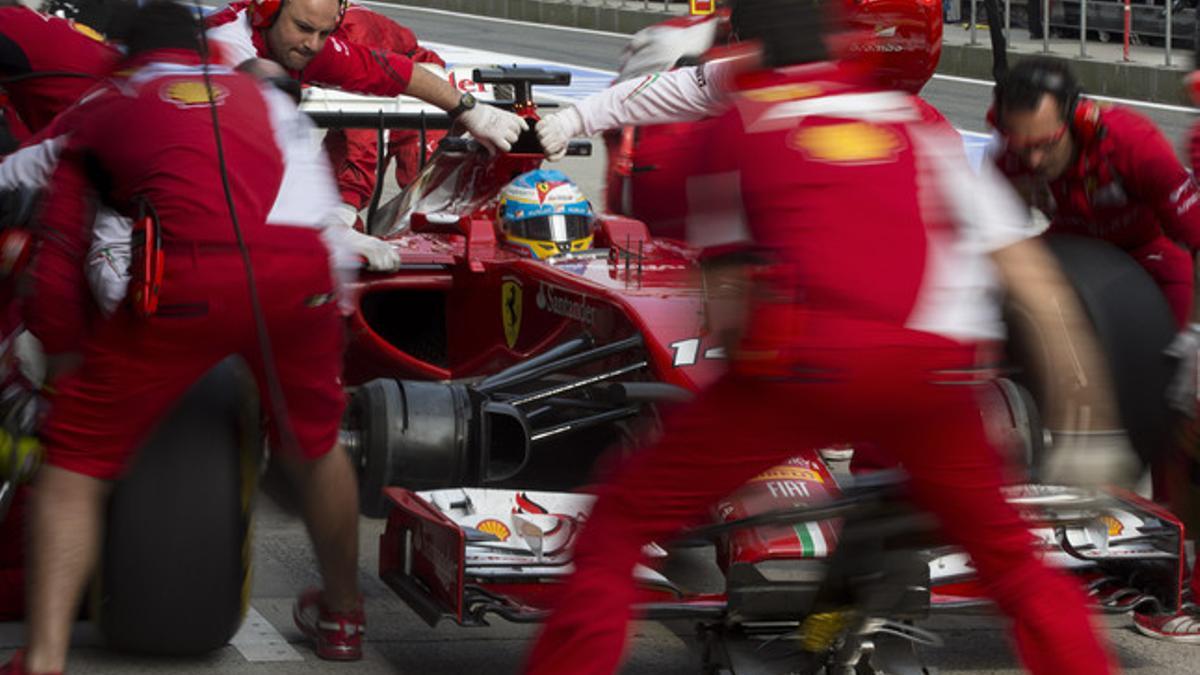 Fernando Alonso, en un cambio de neumáticos en el circuito de Shanghái.