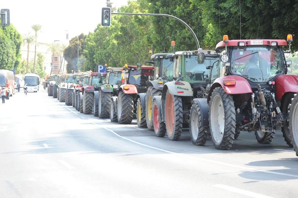 La Gran Vía de Murcia, paralizada por los agricultores