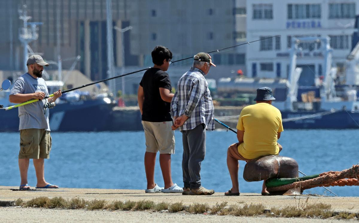 Pescadores aficionados en el muelle de reparaciones de Bouzas.