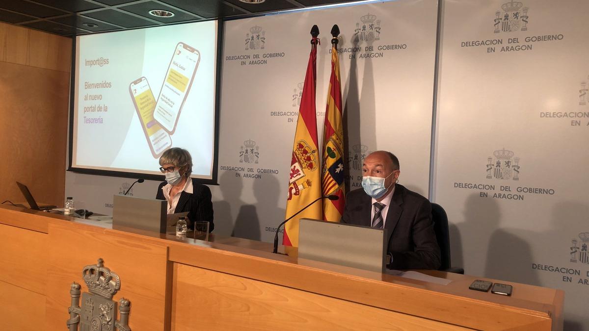 El subdelegado del Gobierno en Zaragoza, Fernando Beltrán, y la directora provincial de la TGSS, María Dolores Martín, durante la rueda de prensa