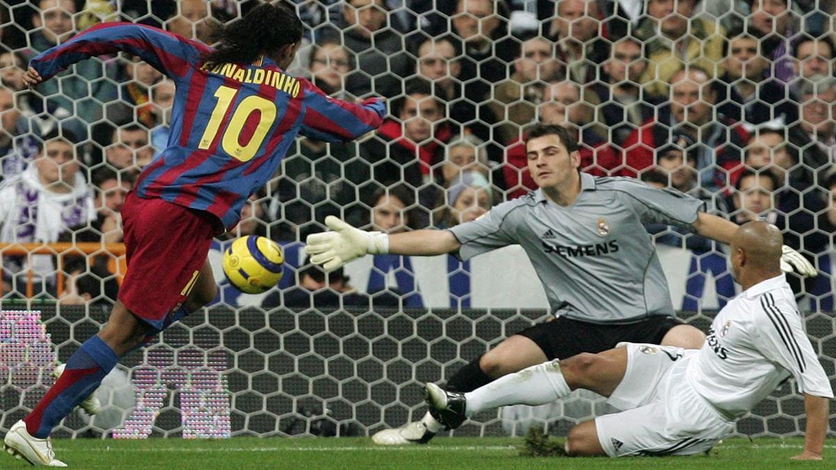 Ronaldinho anotó un doblete al Real Madrid en el clásico de la primera vuelta de la temporada 2005/06