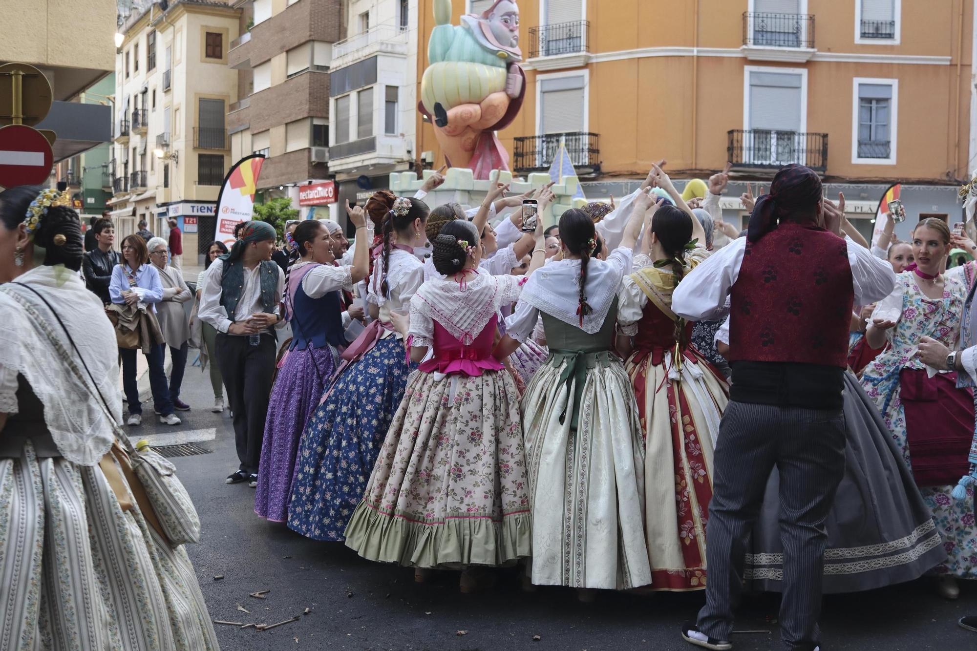 La tradicional visita a las fallas de Xàtiva en imágenes