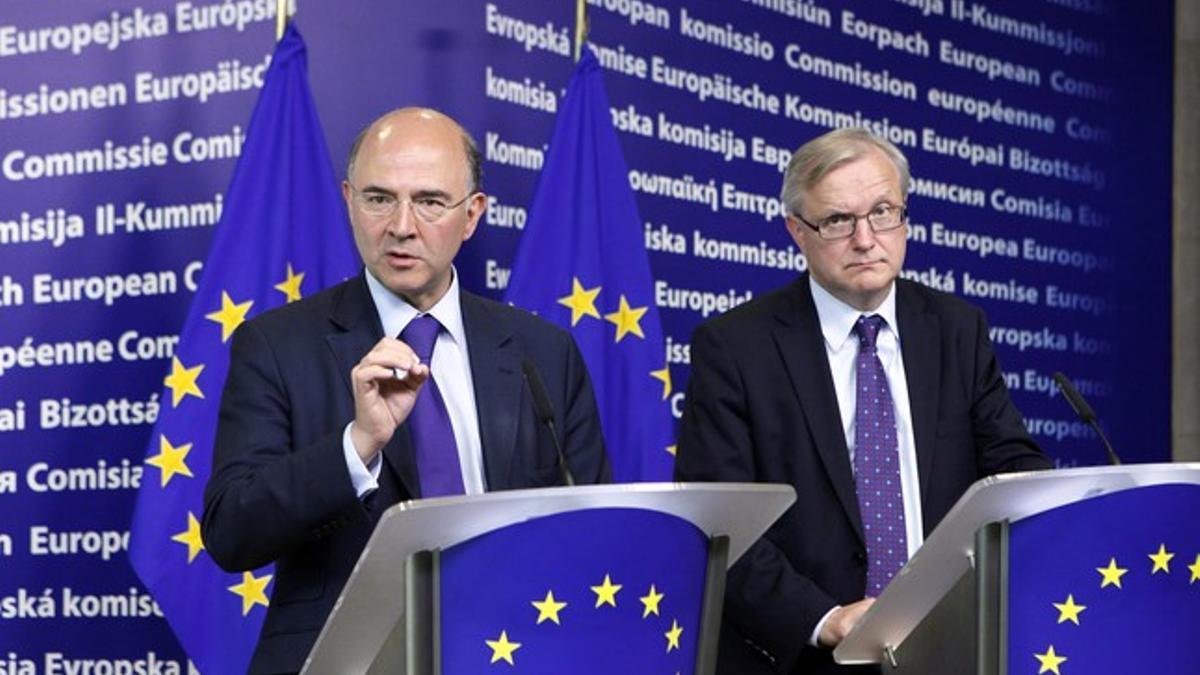 Moscovici y Rehn, durante la rueda de prensa de este lunes en Bruselas. REUTERS