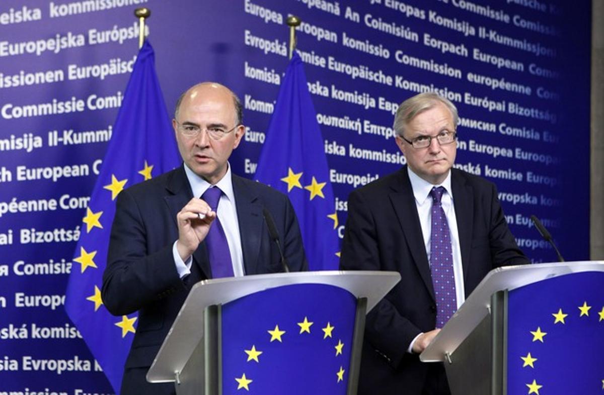 Moscovici y Rehn, durante la rueda de prensa de este lunes en Bruselas. REUTERS Moscovici y Rehn, durante la rueda de prensa de este lunes en Bruselas. REUTERS