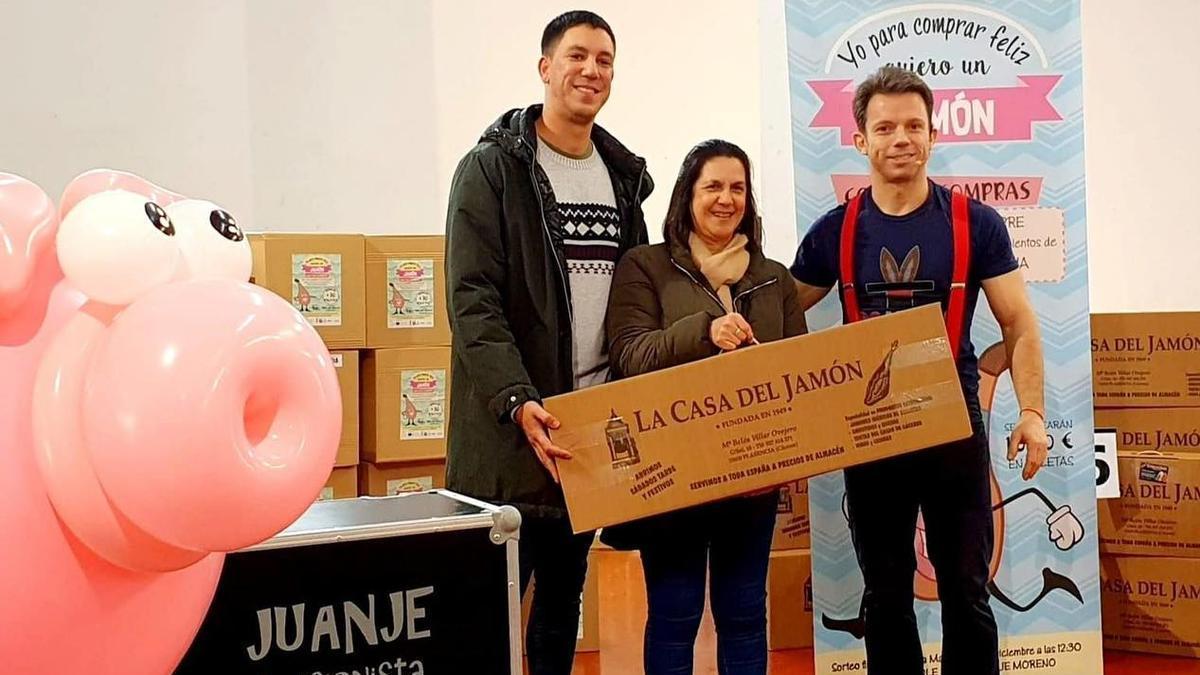 Entrega de un jamón sorteado por el comercio del centro de Plasencia.