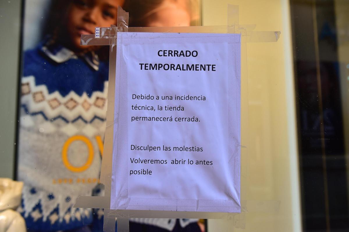 Aviso del cierre de la tienda OVS de Plasencia por el derrumbe de parte de una medianera del edificio.