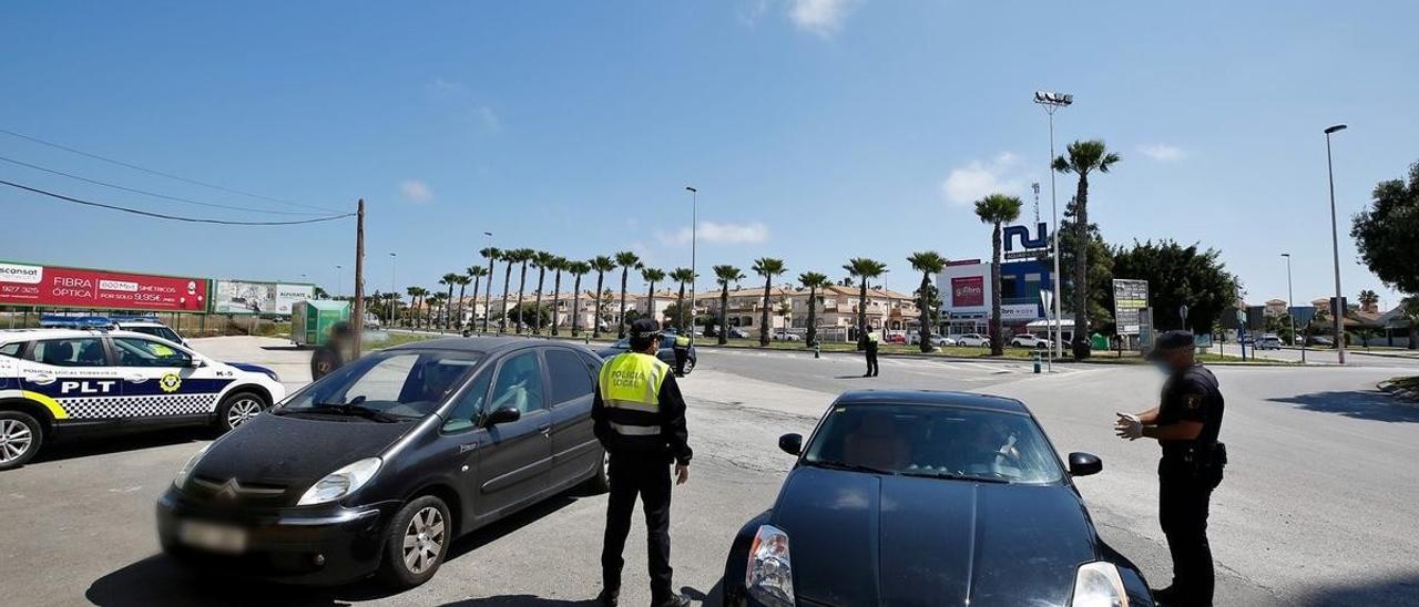 Control de la Policía Local de Torrevieja en la avenida de las Cortes Valencianas en un imagen de archivo.