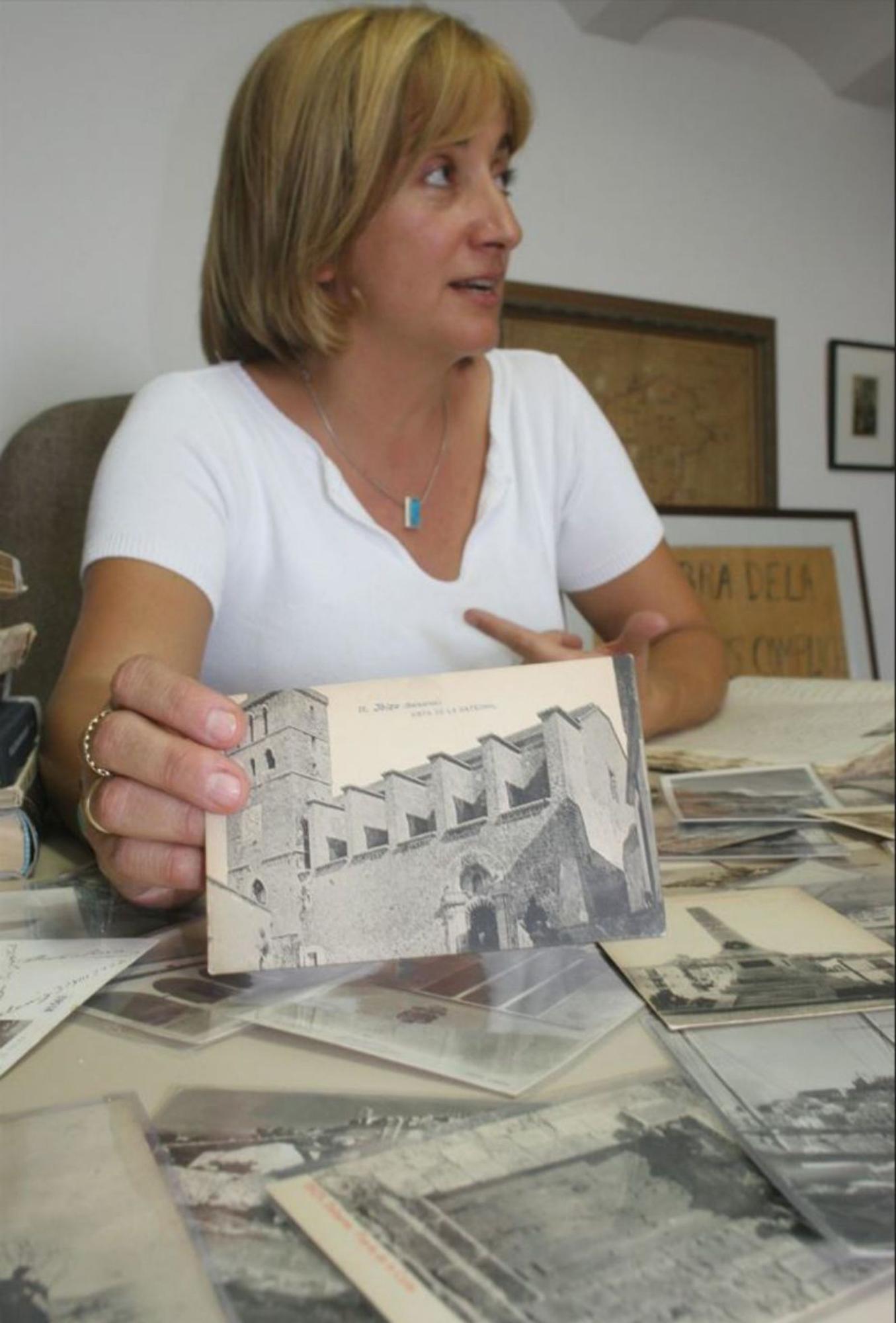 Tur muestra una colección de postales antiguas.  | A. BONET