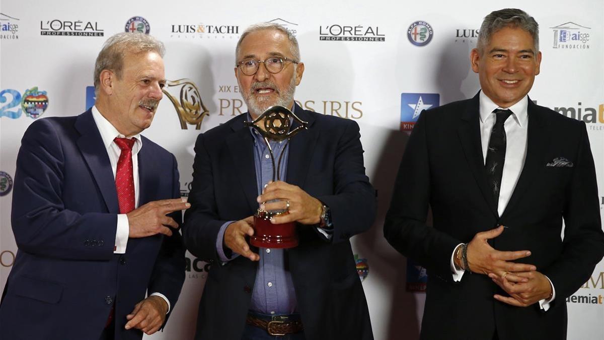 Xavier Sardà, con el Premio Iris, junto a Manuel Campo Vidal y Boris Izaguirre