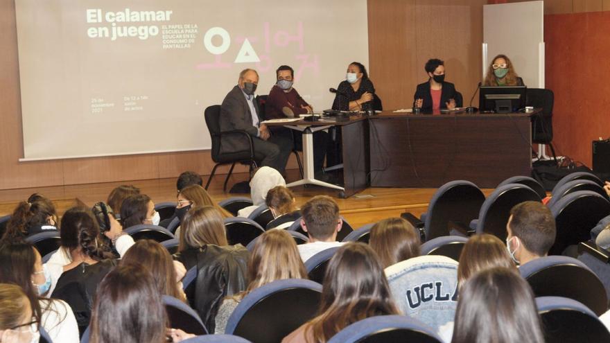 Alejar a los niños de las pantallas, el reto de los futuros profesores