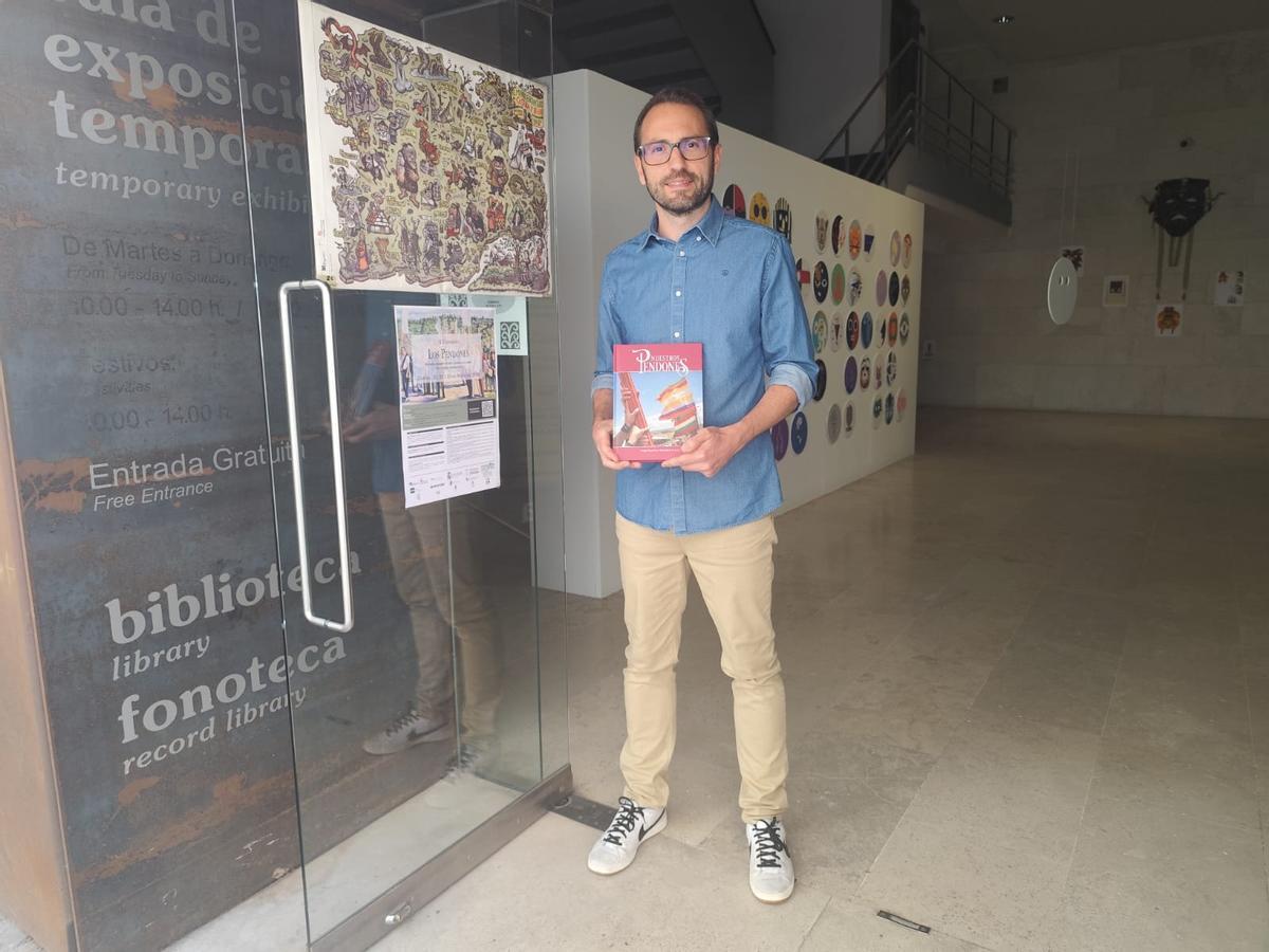 Iván Mateo Viciosa, con un libro de pendones en sus manos.