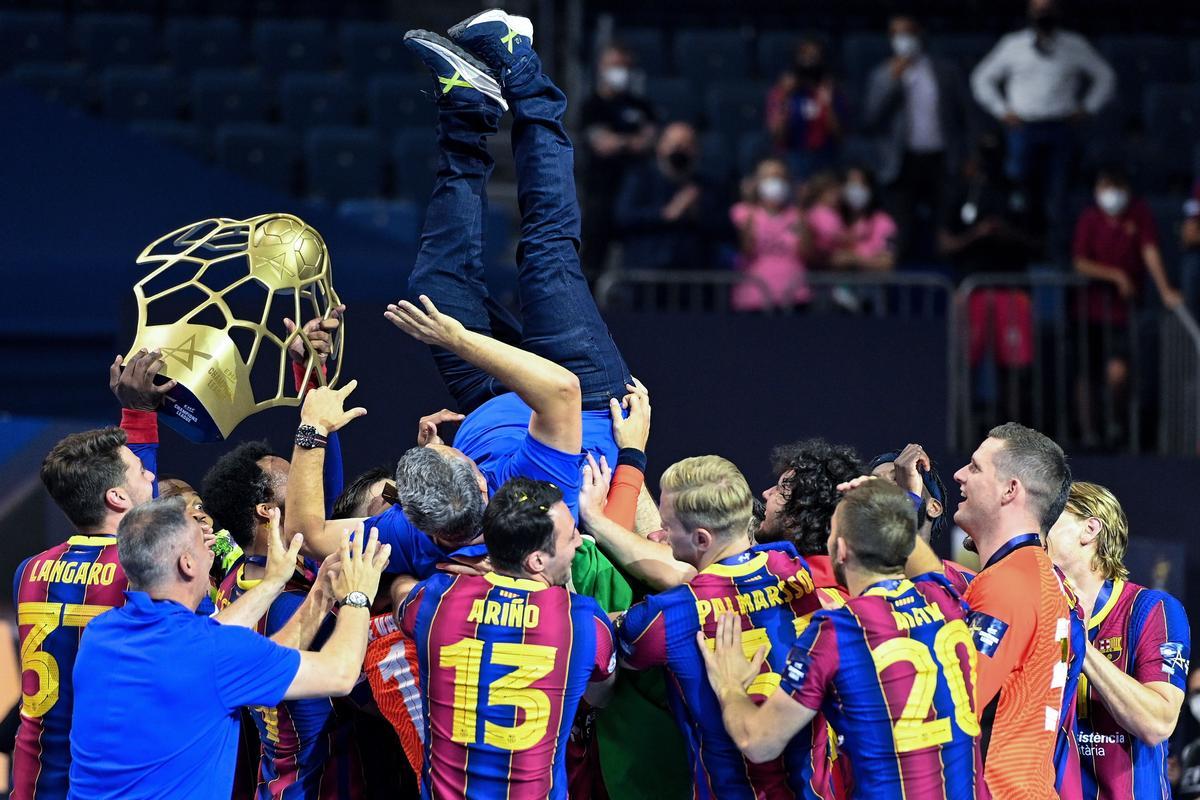 Los azulgranas mantean a Xavi Pascual tras ganar la Champions en Colonia.