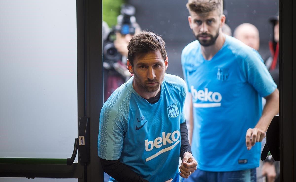 El capitán Leo Messi y Gerard Piqué a su llegada a la sala de prensa.