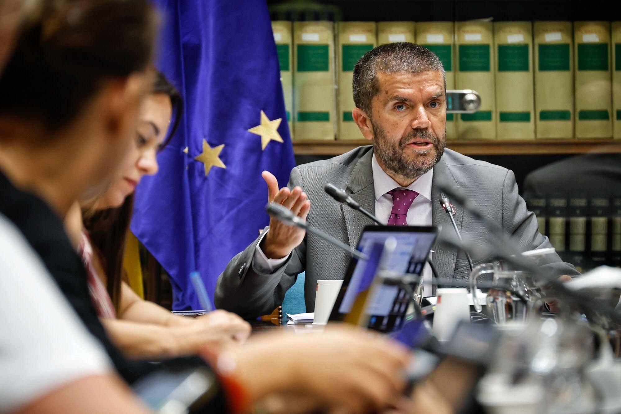 Los rectores canarios comparecen en el Parlamento regional para valorar la ley de ciencia.