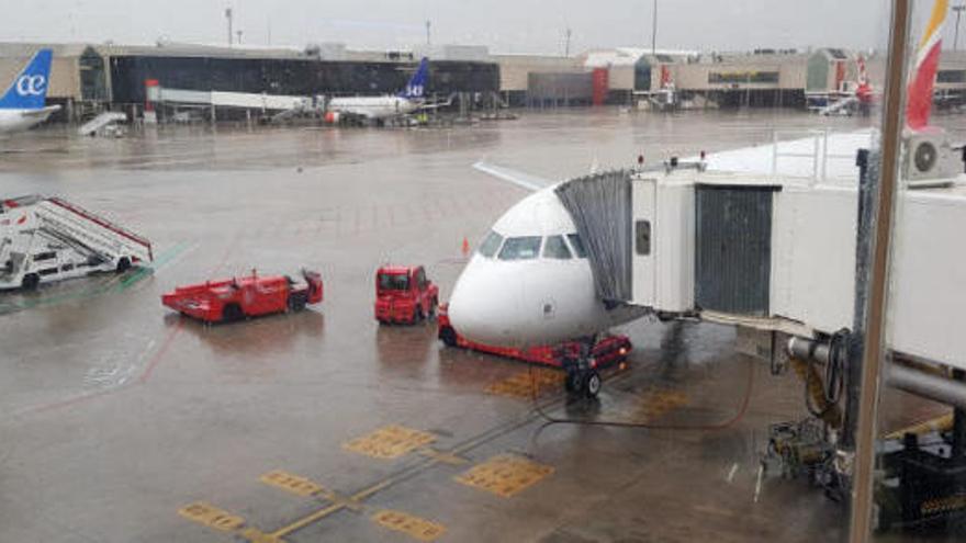 Die hohen Niederschläge sorgten am Flughafen für Verspätungen von meist mindestens 30 Minuten.