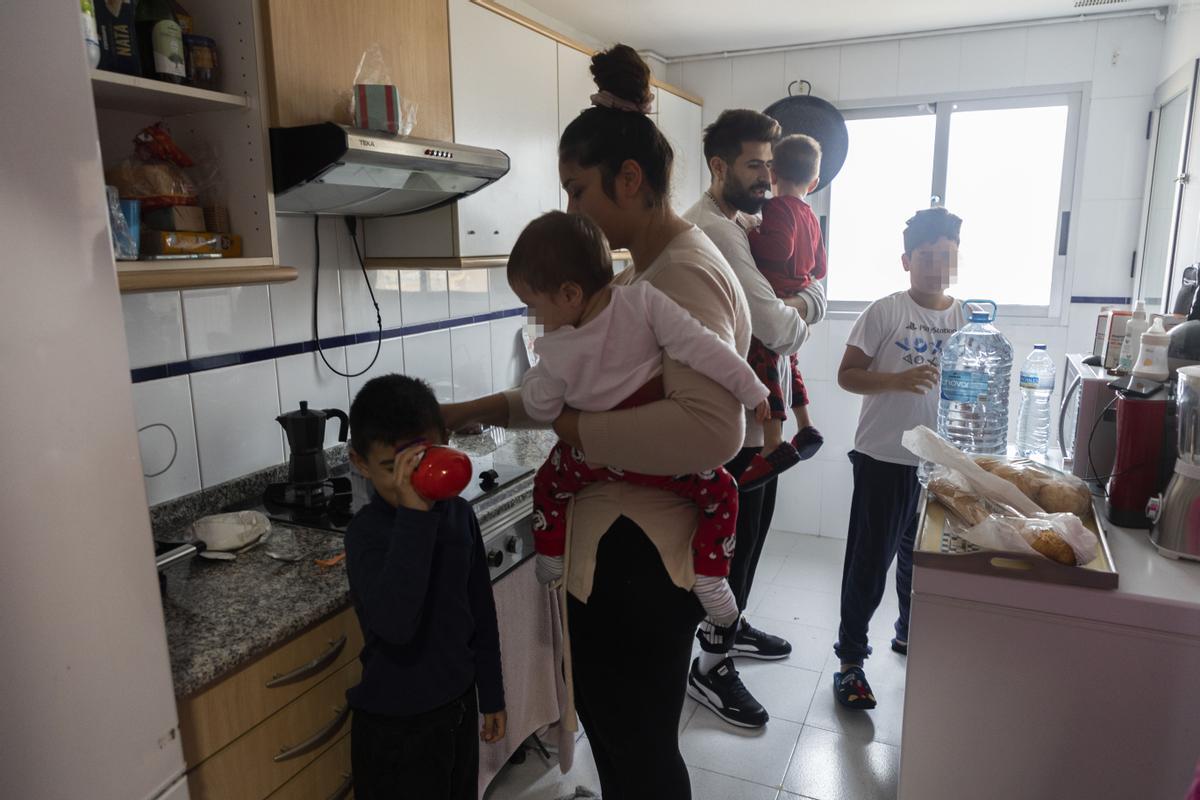 La familia en la cocina de su piso sin agua.