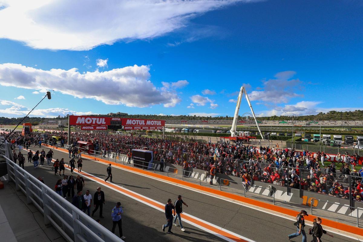 Miles de aficionados, en la recta de meta del Circuit Ricardo Tormo tras el último Gran Premio de MotoGP-