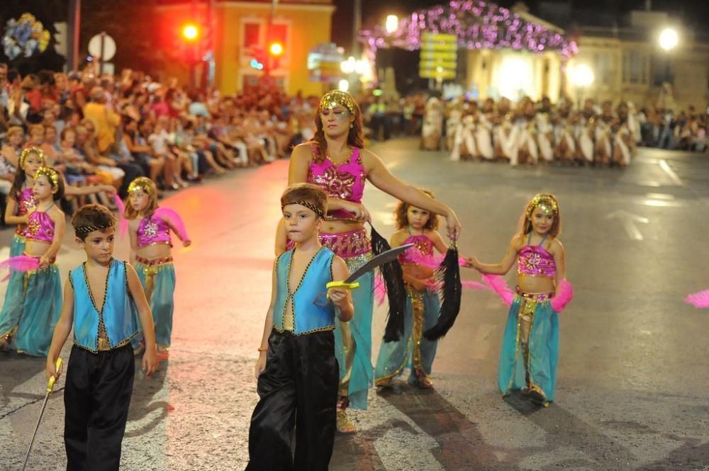 Desfile de Moros y Cristianos por las calles de Mu