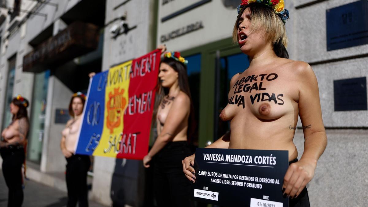 Activistas de Femen han protestado este domingo ante la Embajada de Andorra en Madrid en apoyo a Vanessa Mendoza