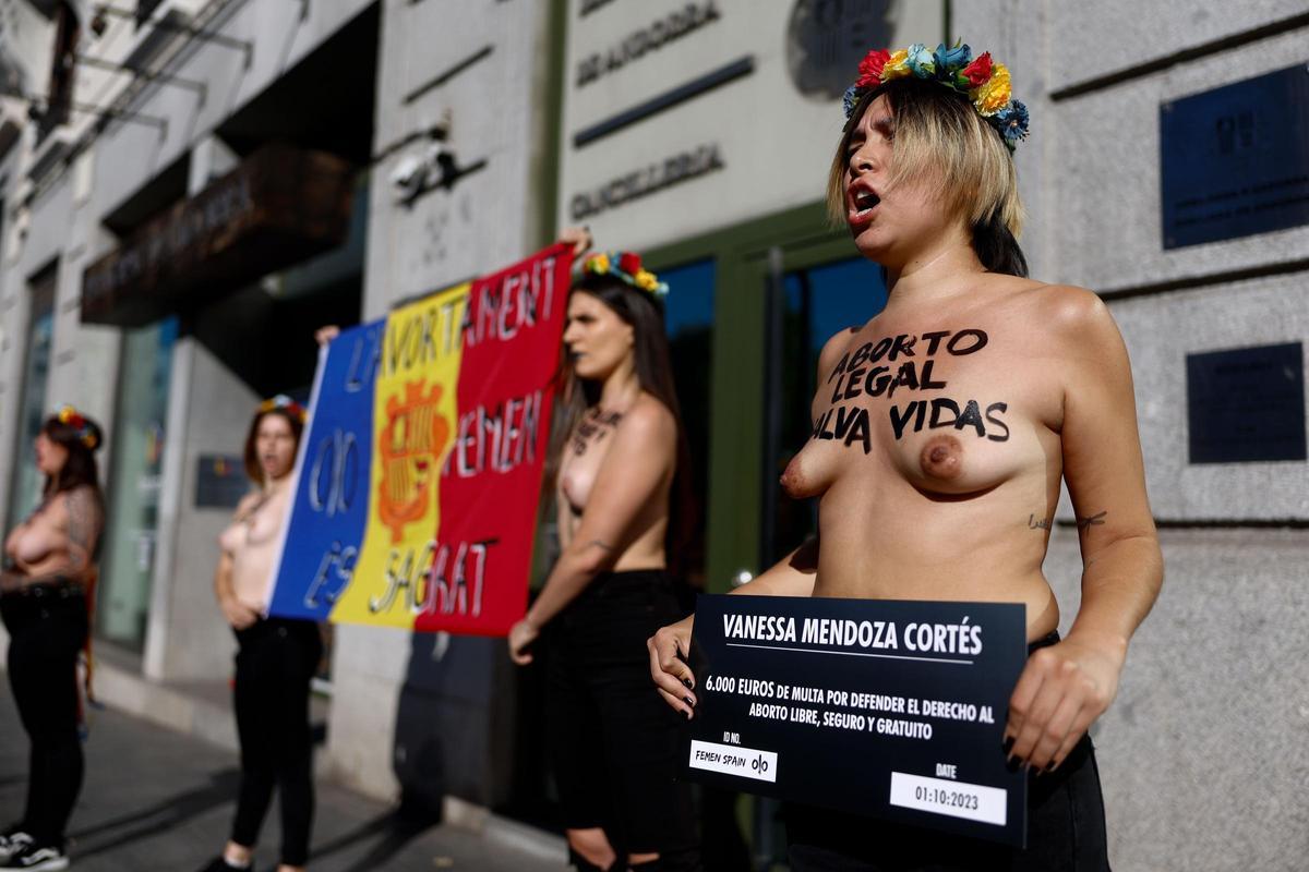 Activistas de Femen han protestado este domingo ante la Embajada de Andorra en Madrid en apoyo a Vanessa Mendoza