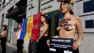 Activistas de Femen han protestado este domingo ante la Embajada de Andorra en Madrid en apoyo a Vanessa Mendoza