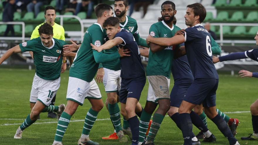 Jugadores del Coruxo y el Marino, durante el partido de la primera vuelta en O Vao. / RICARDO GROBAS