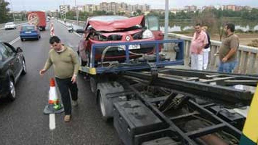 Una colisión por alcance en Badajoz implica a siete coches y causa dos heridos leves y uno grave