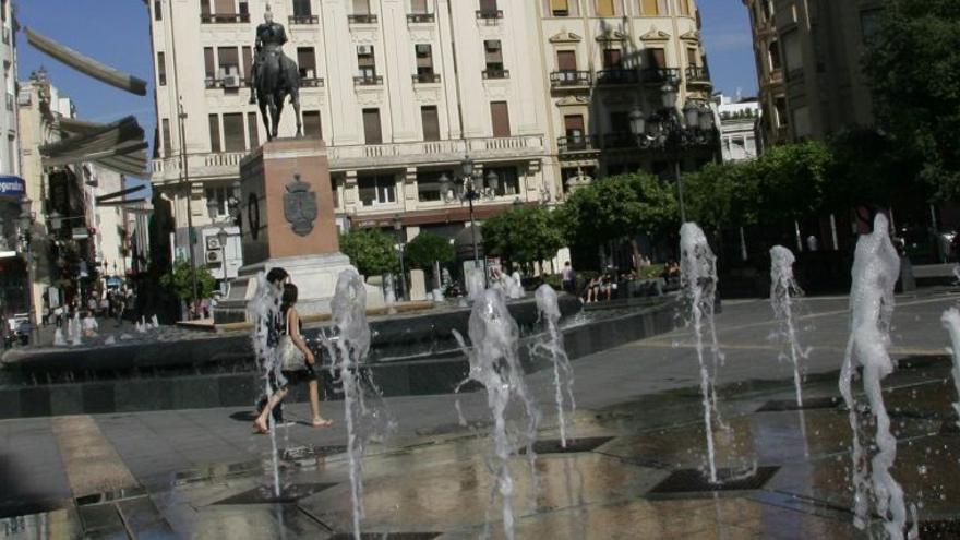 La reforma de Las Tendillas (1999) usó materiales duros, aliviados por los ‘chorritos’ que ideó el edil Rafael Rivas.