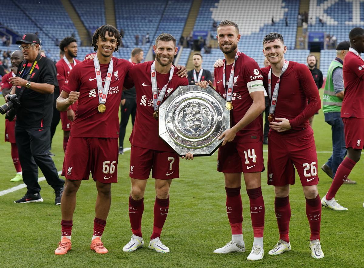 Alexander-Arnold, Milner, Henderson y Elliott posan con la Community Shield.