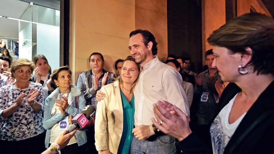 &quot;Algo hemos hecho mal&quot;. Bauzá ha perdido tantos votos como manifestantes congregó en su contra, un centenar de miles de personas.