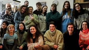 El equipo de rodaje, con María y Alma en la primera fila, tercera por la izquierda y tercera por la derecha, respectivamente