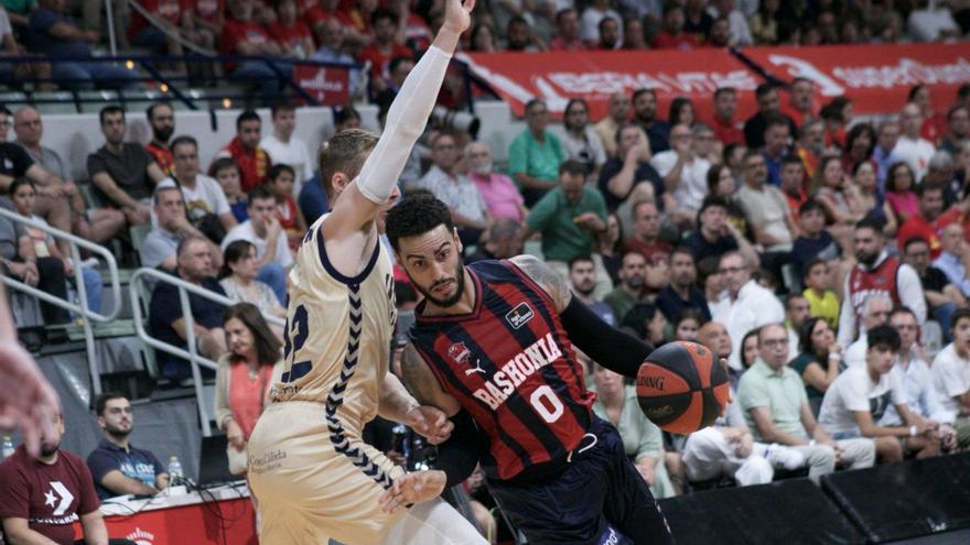 Hakanson defiende a Howard en el partido ante el Baskonia de la primera vuelta en Murcia.