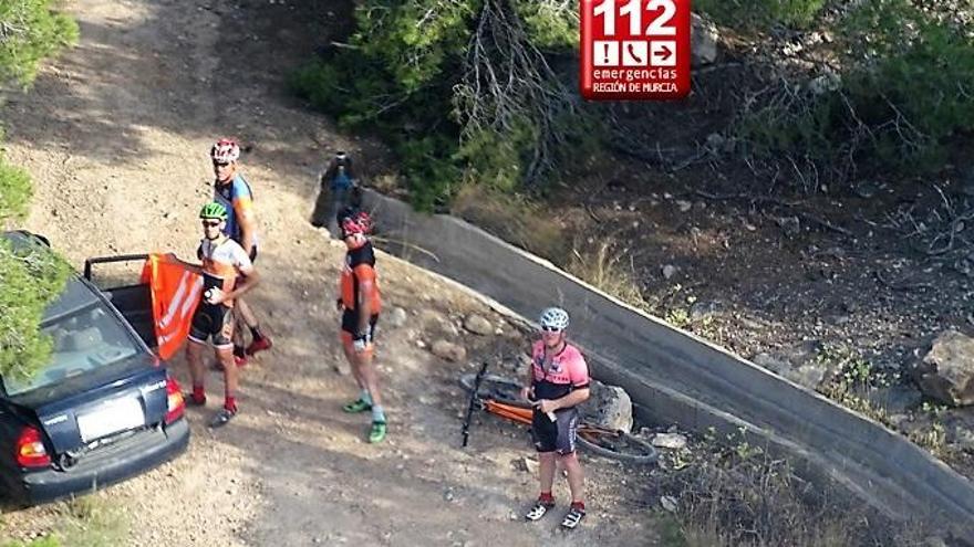 Imagen aérea de los ciclistas junto al coche del hombre perdido en Santomera