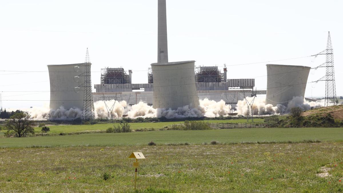 Dinamitan las torres de la central térmica que contaminó el norte de Castellón hace 40 años