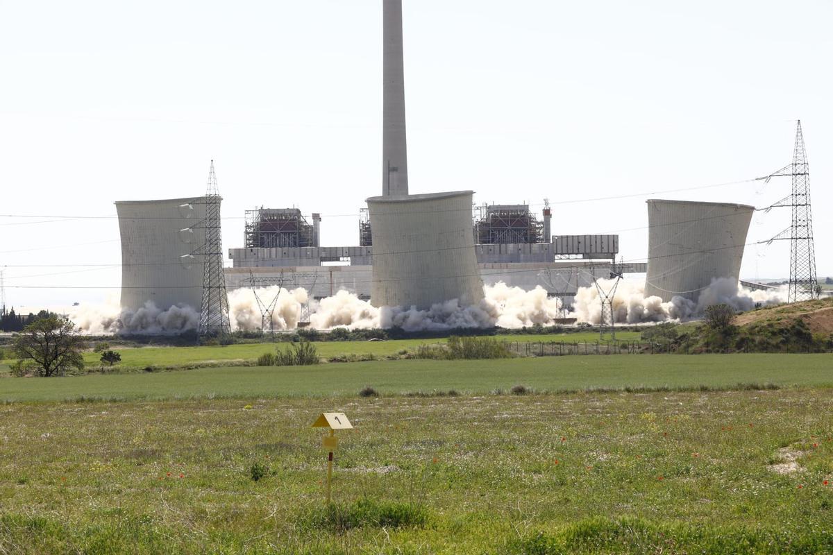 Dinamitan las torres de la central térmica que contaminó el norte de Castellón hace 40 años