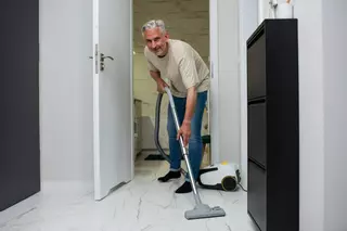 ¿Eres de los que no friega el suelo? Los expertos recomiendan hacerlo con esta frecuencia para evitar problemas en casa