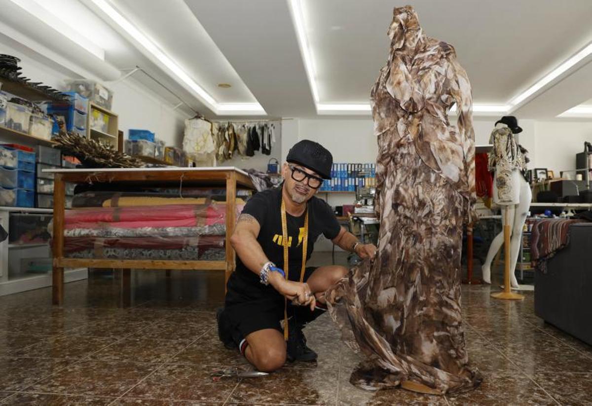 Imagen de archivo del diseñador José Castro trabajando en su taller.