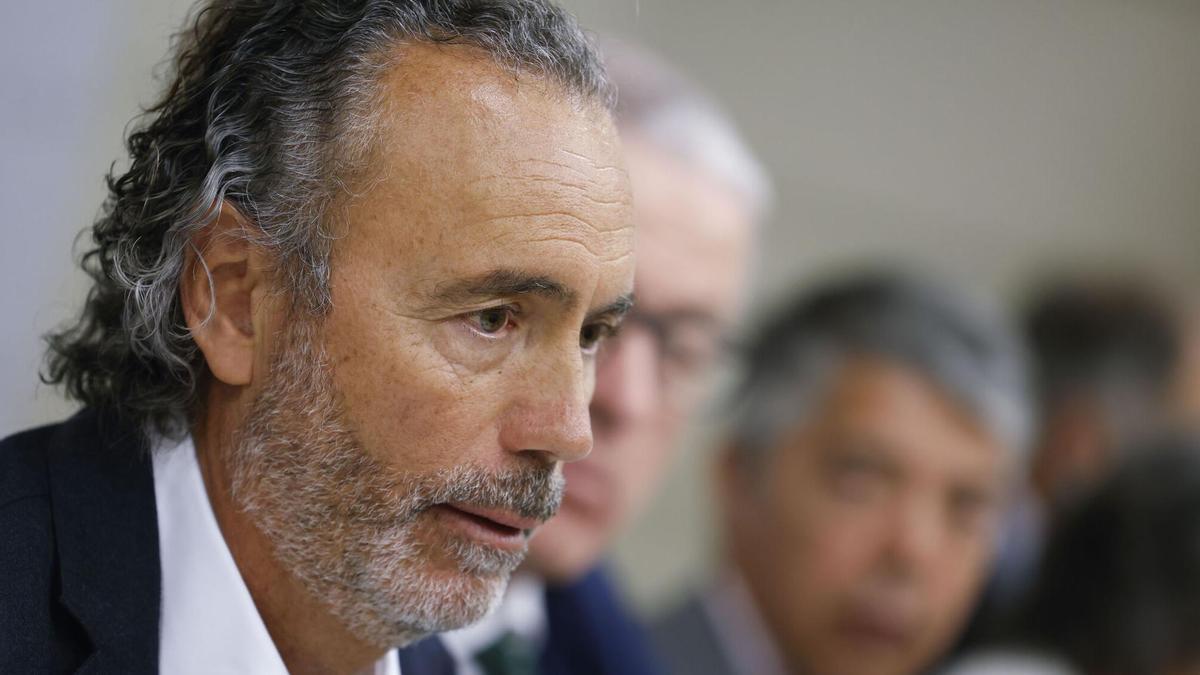 El presidente de la Asociación Víctimas Descarrilamiento Adamuz, Mario Samper, comparece ante la Comisión de investigación sobre el estado de la red ferroviaria en el Senado enMadrid, este lunes. EFE/ Javier Lizón