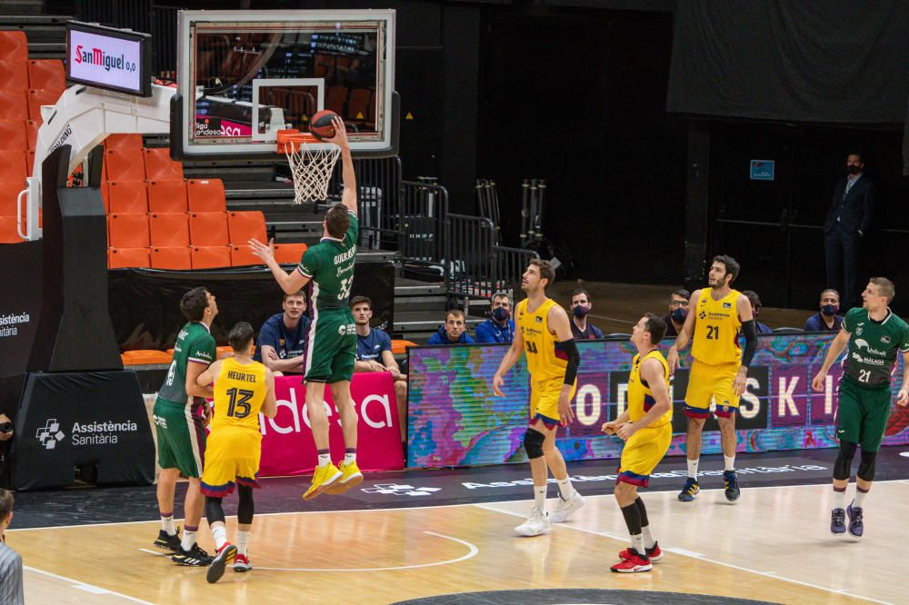 Partido entre el Unicaja y el FC Barcelona en la fase final de la Liga ACB.