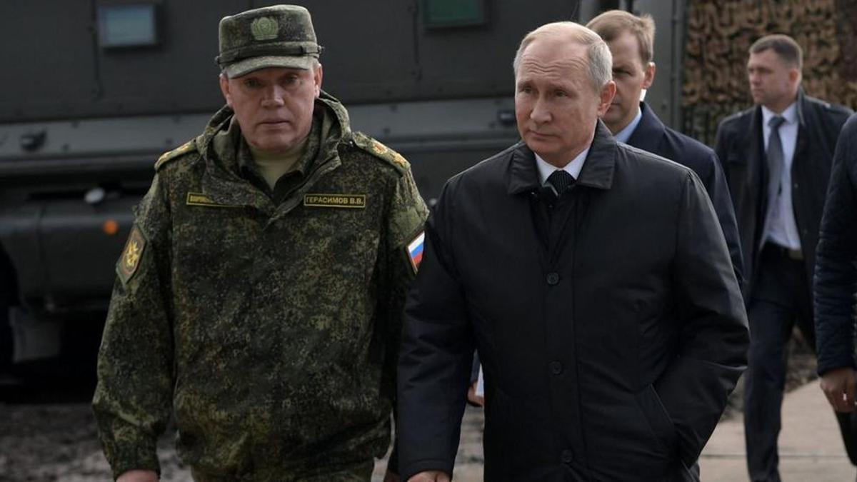 Valeri Gerasimov junto a Putin en unas maniobras.