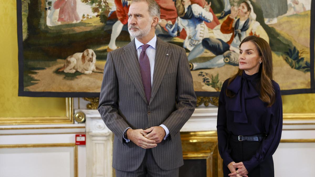 La reina Letizia estrena en el Palacio Real de Aranjuez la blusa con lazada  más versátil y elegante para esta temporada