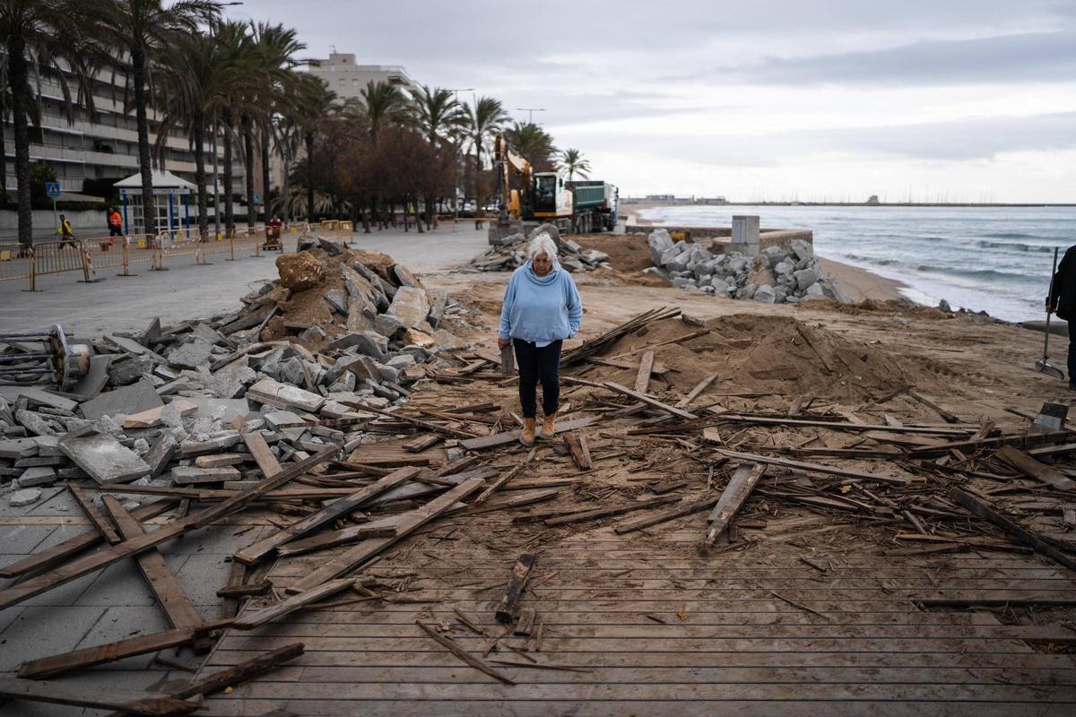 Calafell desmonta parte de su paseo marítimo para devolver espacio tomado a la playa