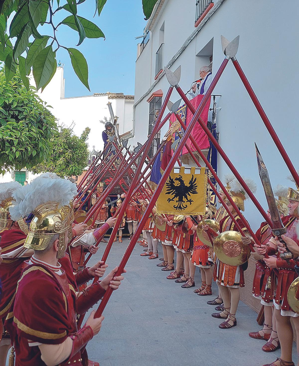 CRUCE DE LANZAS ROMANOS IMPIDEN EL ACERCAMIENTO DE LA VIRGEN A JESÚS EN EL SERMÓN DEL PASO.