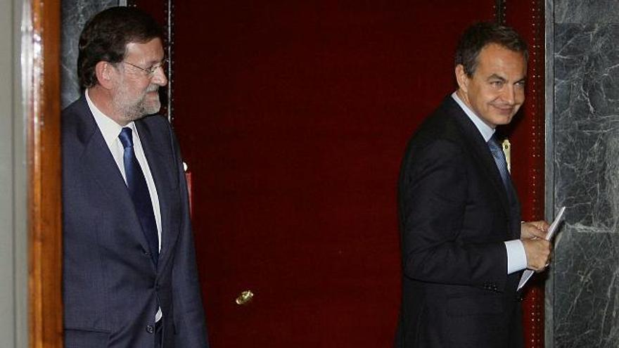 Rajoy y Zapatero tras concluir su reunión sobre la participación de España en el G-20.