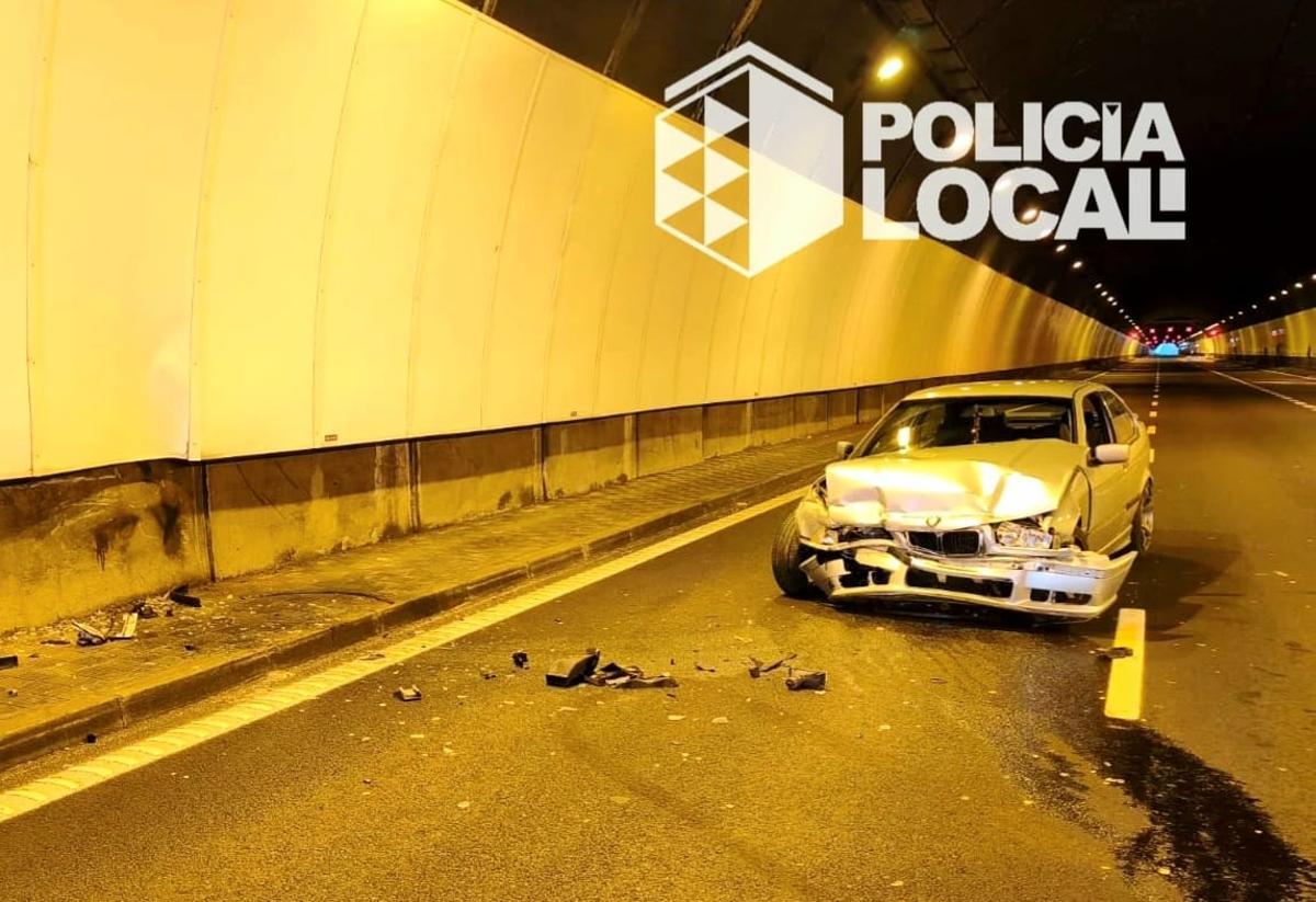 El vehículo accidentado, en el interior del túnel.